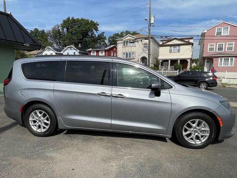 Used 2020 Chrysler Voyager Lxi image 7
