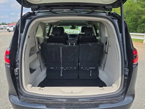 Used 2023 Chrysler Pacifica Touring-L FWD image 48