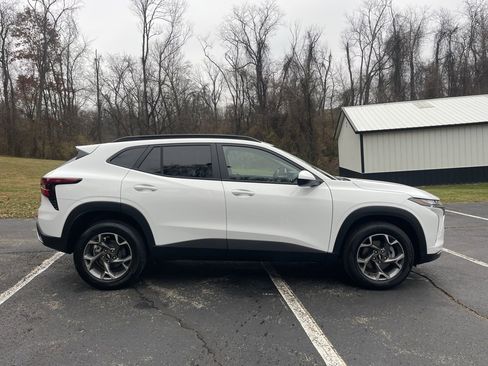 Used 2026 Chevrolet Trax LT image 2