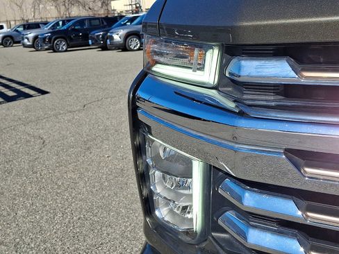 Used 2022 Chevrolet Silverado 2500 High Country w/ Safety Package II image 9