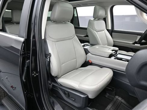 Used 2025 Ford Expedition Active AWD/4WD image 33
