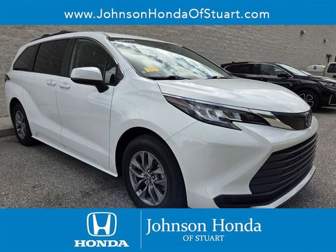 Used 2023 Toyota Sienna LE image 1