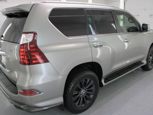 Used 2022 Lexus GX 460 Premium w/ Accessory Package AWD/4WD image 10