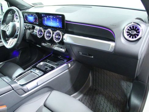 Used 2025 Mercedes-Benz GLB 250 4MATIC image 21