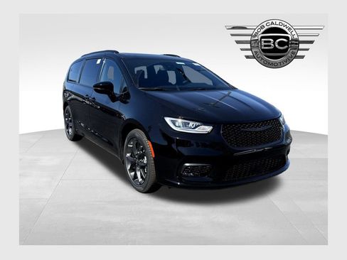 New 2026 Chrysler Pacifica Limited w/ Uconnect Theater Family Group image 1