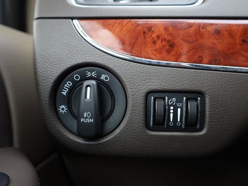 Used 2014 Chrysler Town & Country Touring FWD image 34