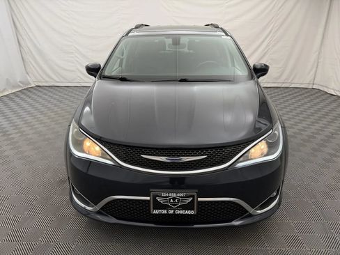 Used 2020 Chrysler Pacifica Touring-L FWD image 3