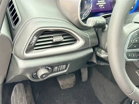 New 2026 Chrysler Pacifica Select image 10