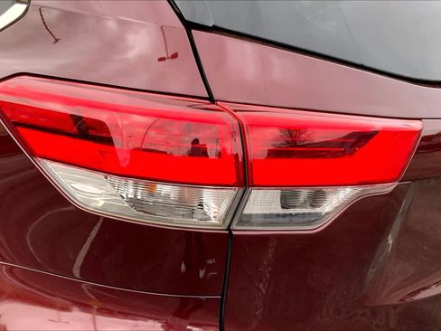 Used 2019 Toyota Highlander XLE image 26