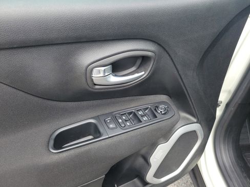 Used 2018 Jeep Renegade Latitude w/ Cold Weather Group image 6