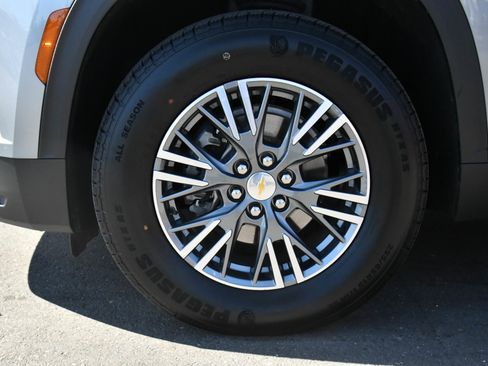 Used 2024 Chevrolet Traverse LT FWD image 12