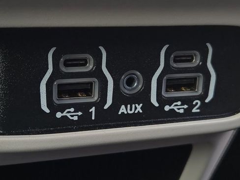 Used 2024 Chrysler Pacifica Touring-L image 29