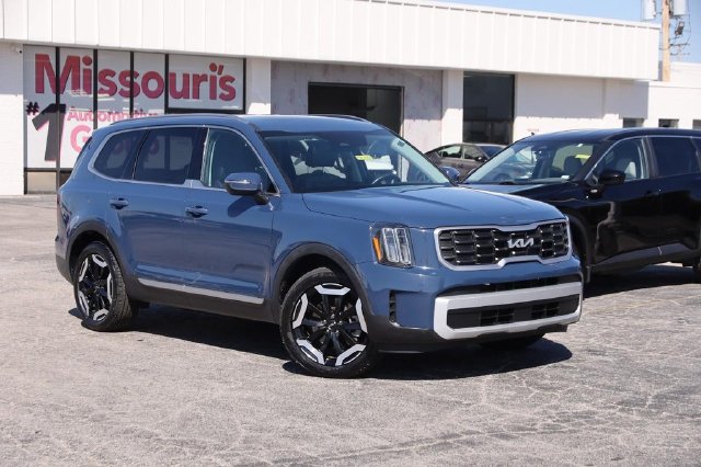 Used 2025 Kia Telluride S FWD image 2