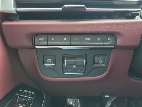 Used 2025 Cadillac Escalade ESV Premium Luxury w/ Touring Package image 31