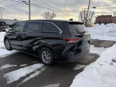 Used 2021 Toyota Sienna LE image 5