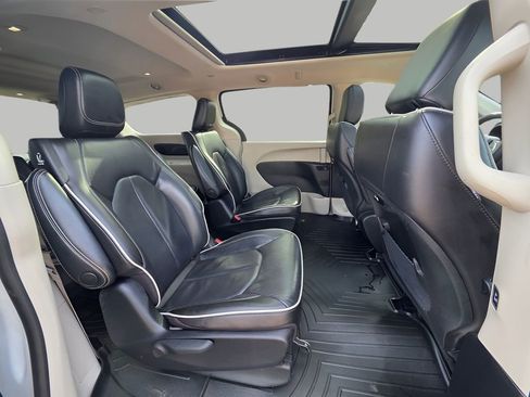 Used 2023 Chrysler Pacifica Limited FWD image 8