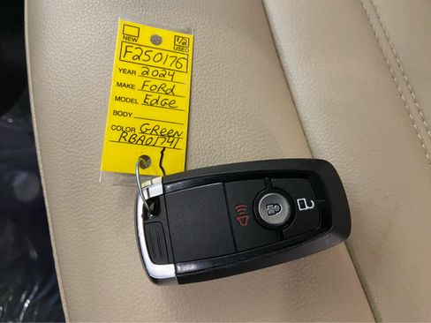 Used 2024 Ford Edge SEL image 43