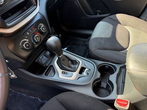 Used 2016 Jeep Cherokee Sport FWD image 13