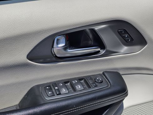 Used 2022 Chrysler Pacifica Touring-L FWD image 15