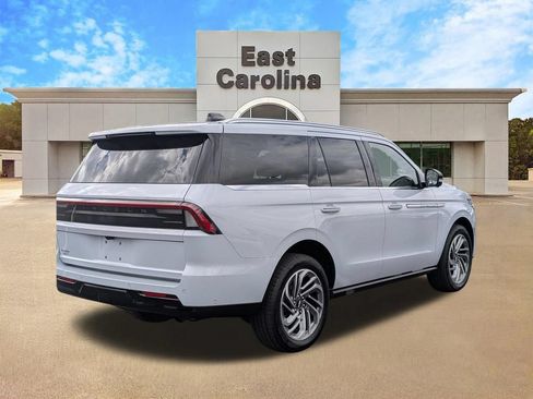 Used 2025 Lincoln Navigator Reserve AWD/4WD image 3