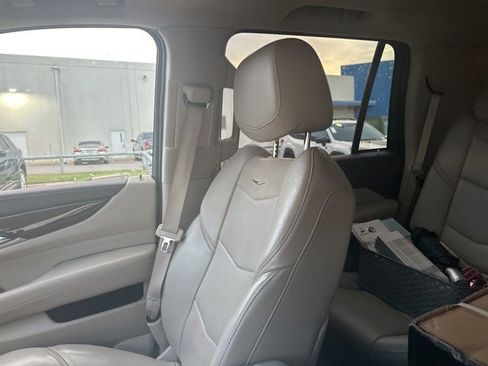 Used 2017 Cadillac Escalade Luxury RWD image 9