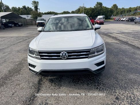 Used 2018 Volkswagen Tiguan SE w/ Panoramic Sunroof Package FWD image 3