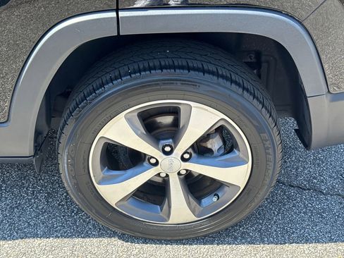 Used 2020 Jeep Cherokee Limited image 19