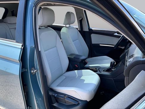 Used 2020 Volkswagen Tiguan SE w/ Panoramic Sunroof Package FWD image 9