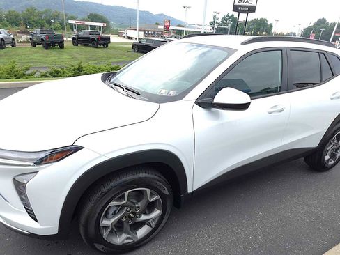 Used 2025 Chevrolet Trax LT w/ Driver Confidence Package image 6