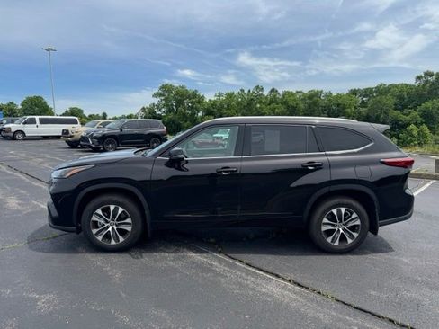Used 2022 Toyota Highlander XLE AWD/4WD image 6