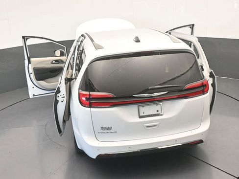 Used 2023 Chrysler Pacifica Touring-L image 69