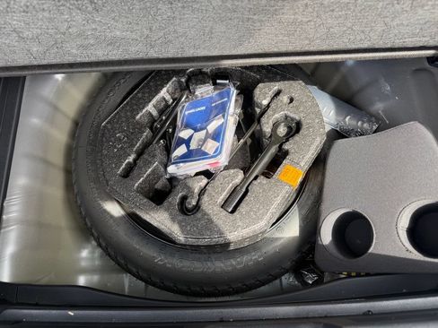 Used 2024 Hyundai Venue SEL FWD image 18