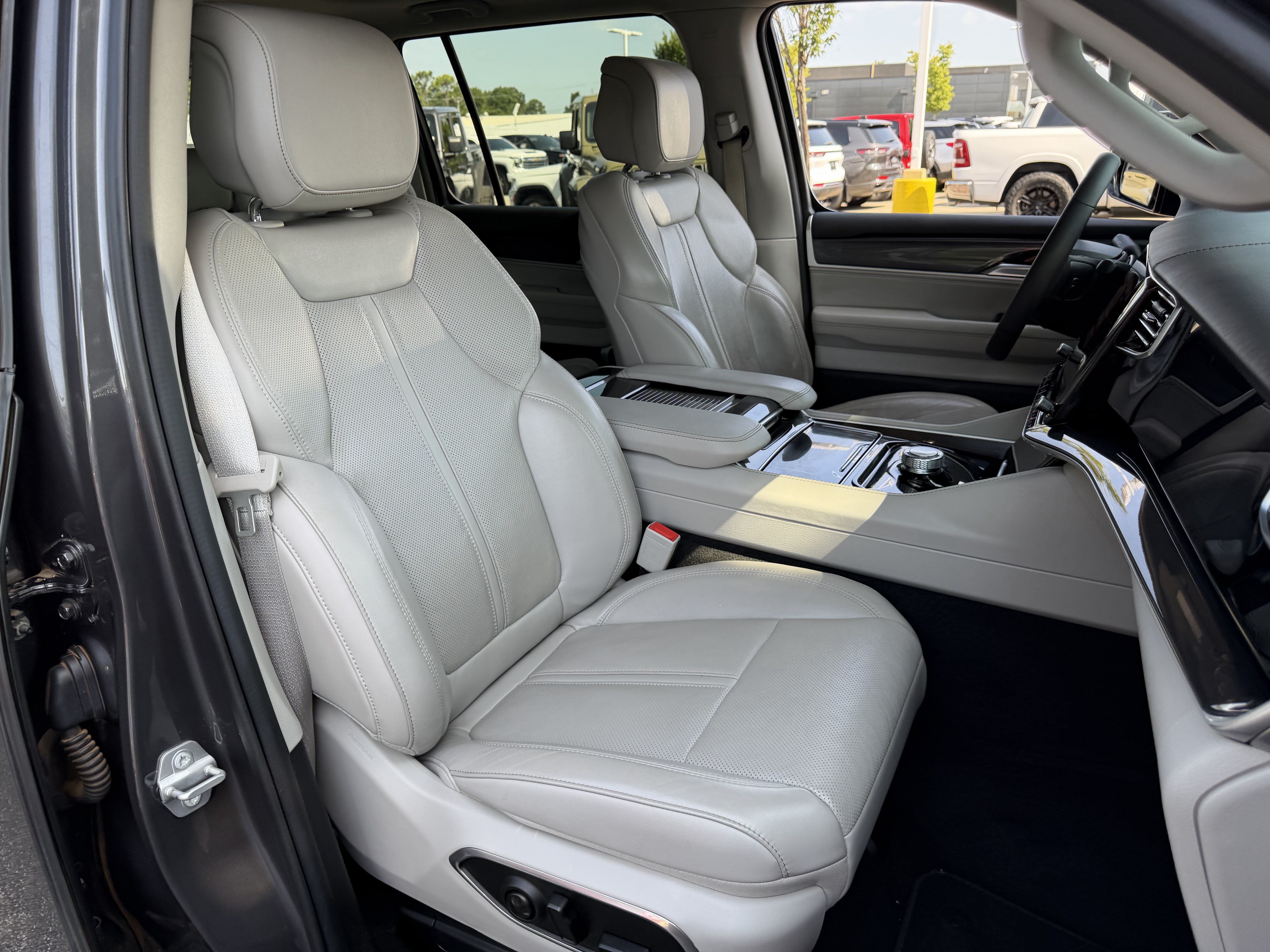 Used 2023 Jeep Wagoneer 2WD w/ Premium Group I image 37