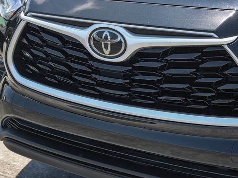 Used 2021 Toyota Highlander XLE FWD image 6