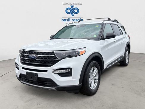 Used 2021 Ford Explorer XLT w/ Equipment Group 202A image 2