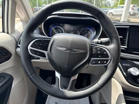 Used 2024 Chrysler Pacifica Limited FWD image 14