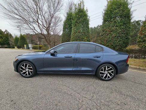 Used 2020 Volvo S60 T5 Momentum image 2