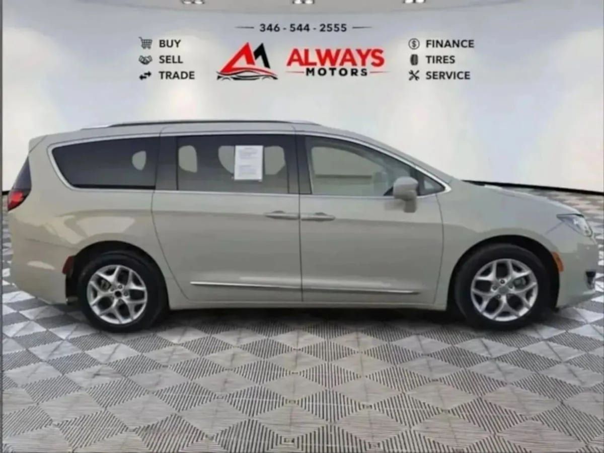 Used 2020 Chrysler Pacifica Touring-L Plus w/ Tire & Wheel Group FWD image 7