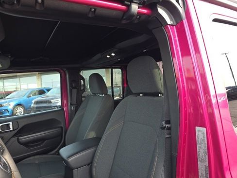 Used 2024 Jeep Gladiator Sport image 15