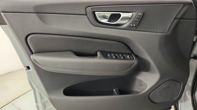 Used 2027 Volvo XC60 B5 Core AWD/4WD image 9