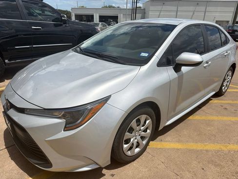 Used 2025 Toyota Corolla LE FWD image 2
