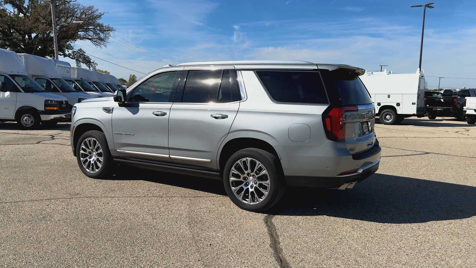 Used 2025 GMC Yukon Denali w/ Denali Reserve Package AWD/4WD image 5