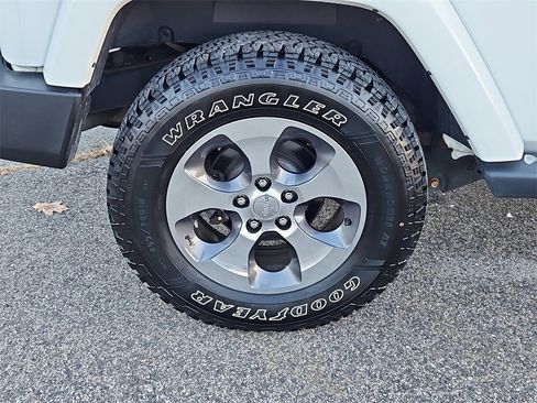 Used 2017 Jeep Wrangler Sahara w/ Connectivity Group image 9