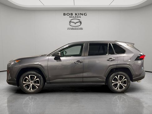 Used 2022 Toyota RAV4 LE AWD/4WD image 2