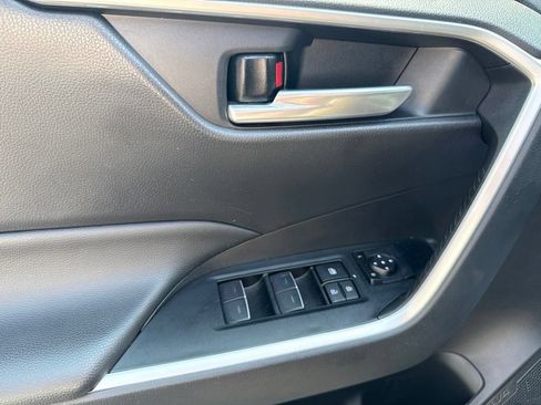Used 2025 Toyota RAV4 XLE FWD image 18