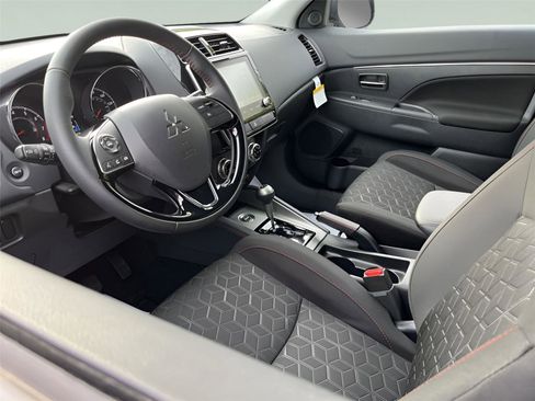 Used 2025 Mitsubishi Outlander Sport LE image 11