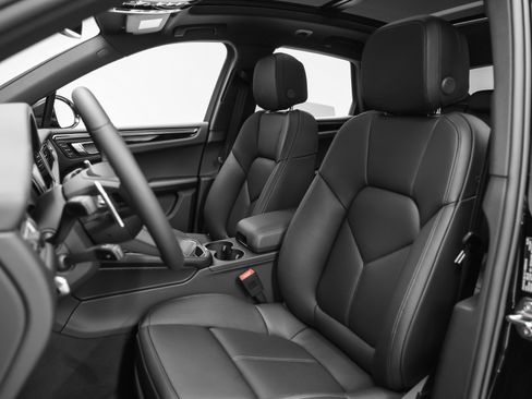 Certified 2025 Porsche Macan image 5