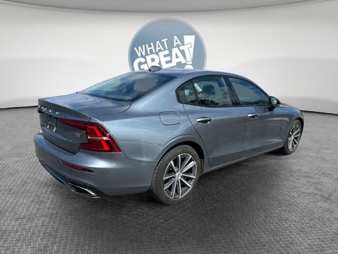 Used 2021 Volvo S60 T5 Momentum image 3