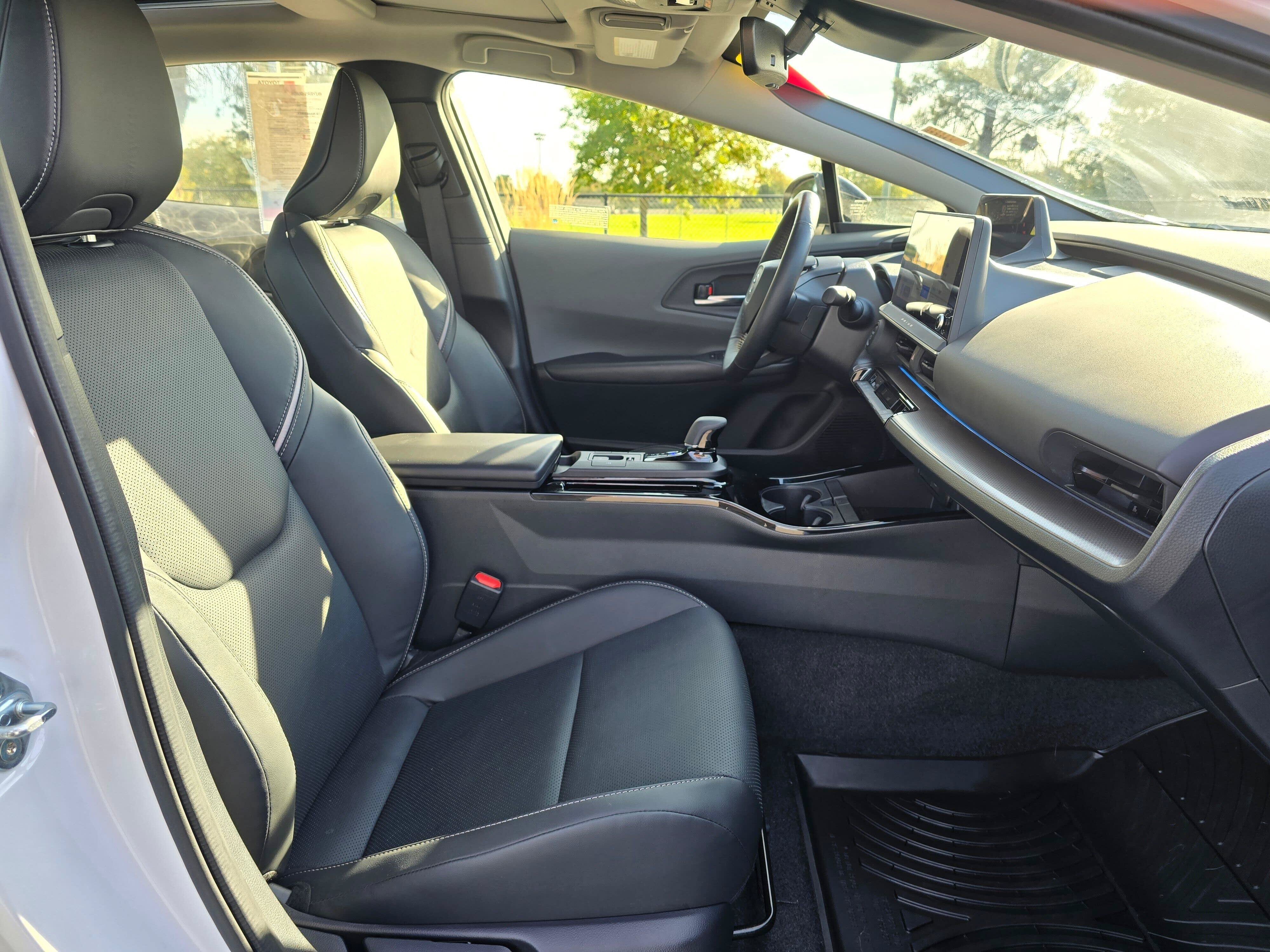 Certified 2025 Toyota Prius XLE FWD image 10