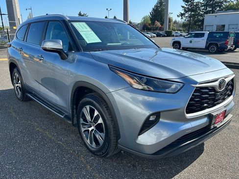 Certified 2024 Toyota Highlander XLE AWD/4WD image 3